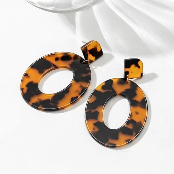 Free People Kelly Resin Drop Hoops Brunette Tortoiseshell Pattern - Picture 1 of 7